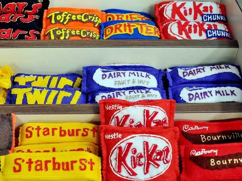 艺术家用一块布打造便利店、情趣用品店...生意却异常火爆