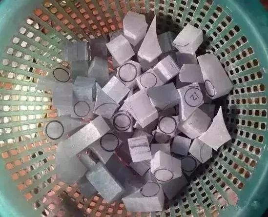 赌石切出一亿紫金石后众人傻眼,200块的赌石切出五彩翡翠