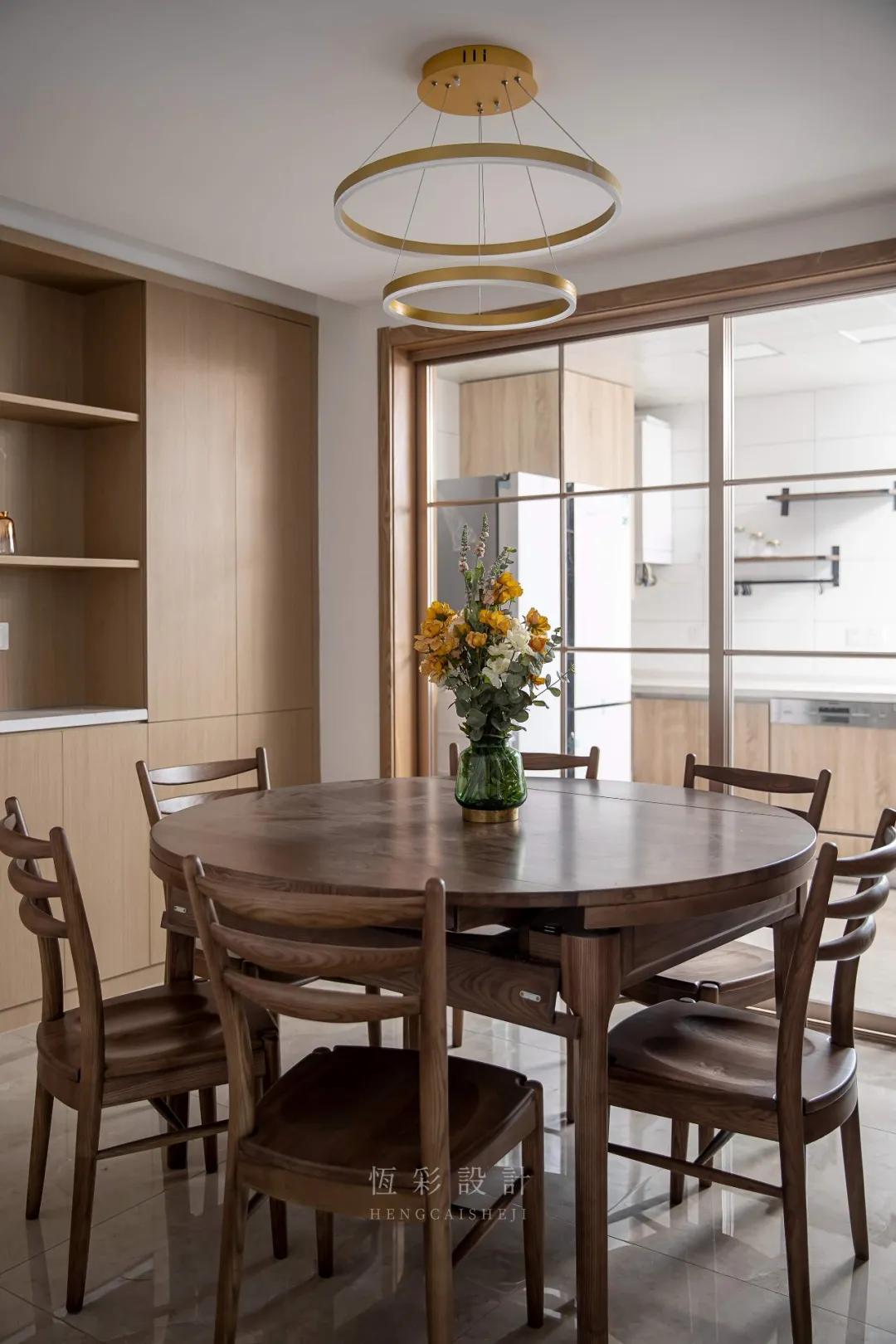 二楼衣帽间和客厅完美结合,二楼客厅开放式衣帽间