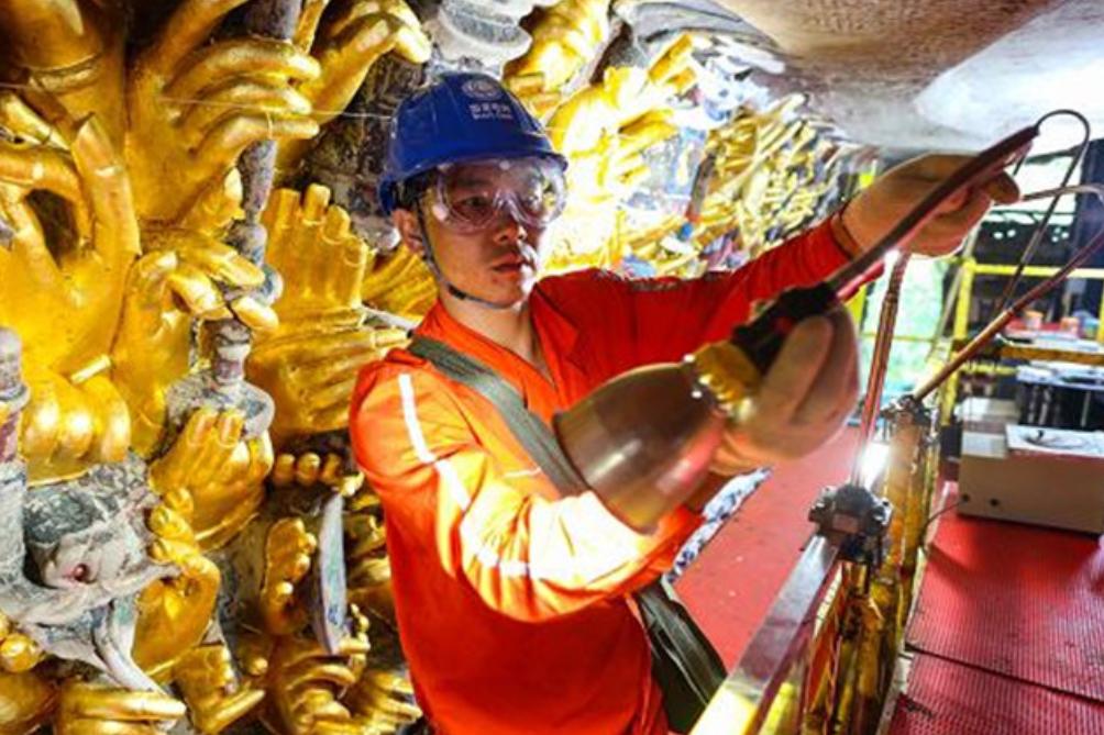 重庆工人修缮千手观音像，无意触发秘密机关，揭开800年前的历史