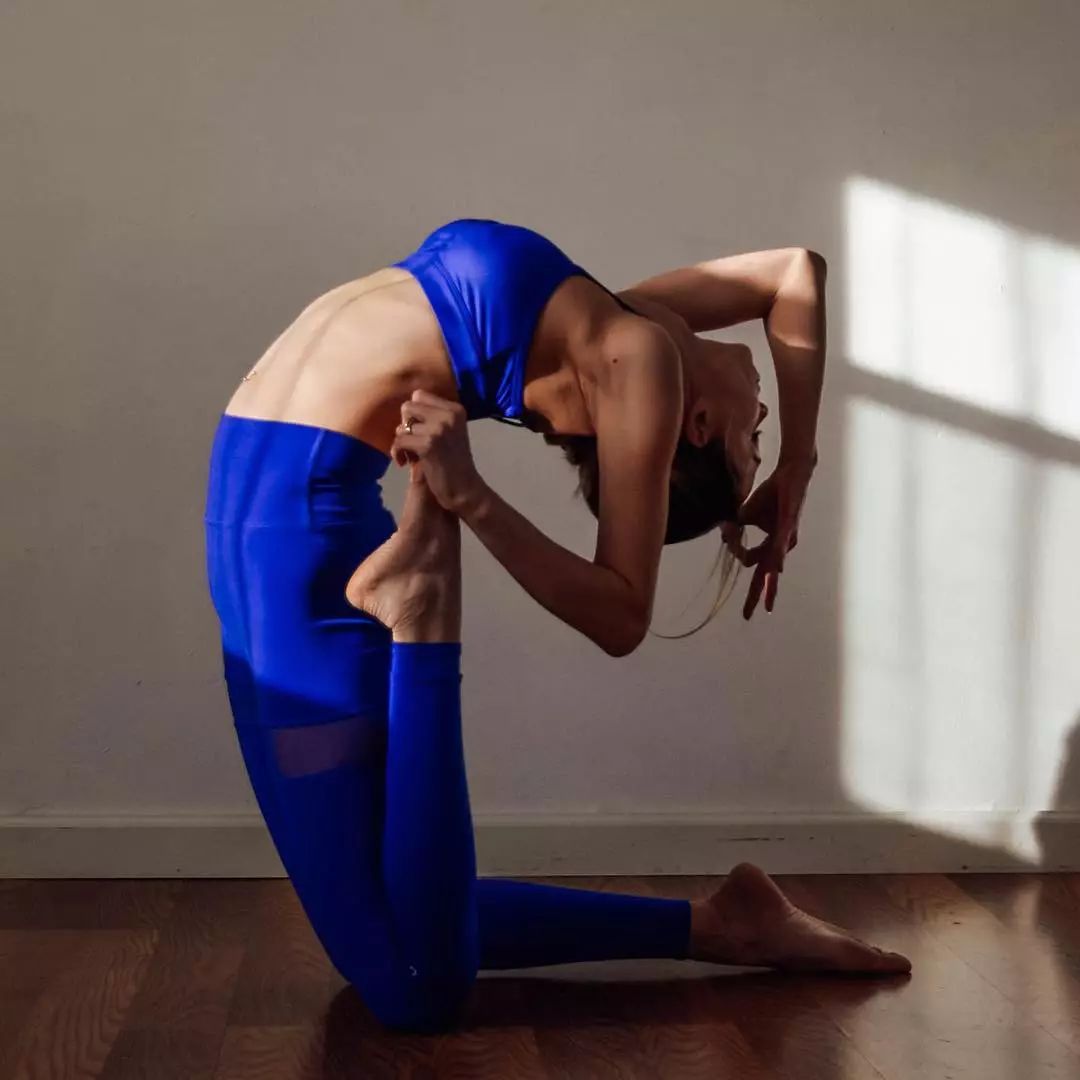 经典波点裙轻松演绎时髦复古风,凯特王妃红色经典波点连衣裙