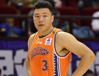 李根提前被球队解约,杨毅评价李根视频