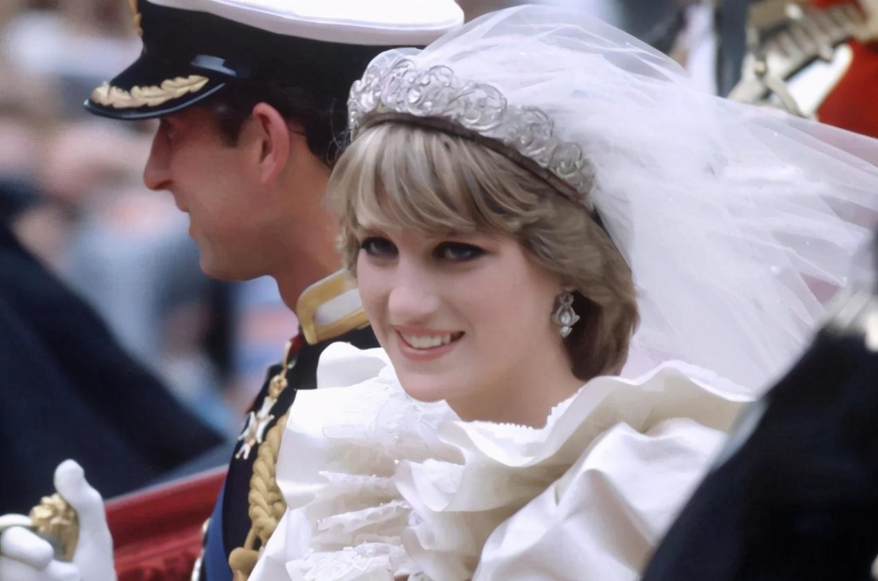 查尔斯对戴安娜做了什么,查尔斯被戴安娜道具酒杯砸头