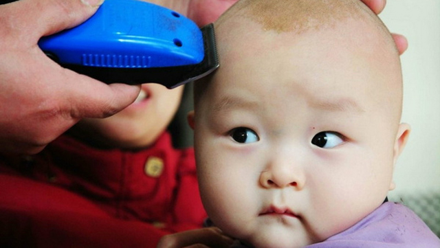 天热，没满月的宝宝满头大汗，宝妈出奇招！网友：不能剃头吗？