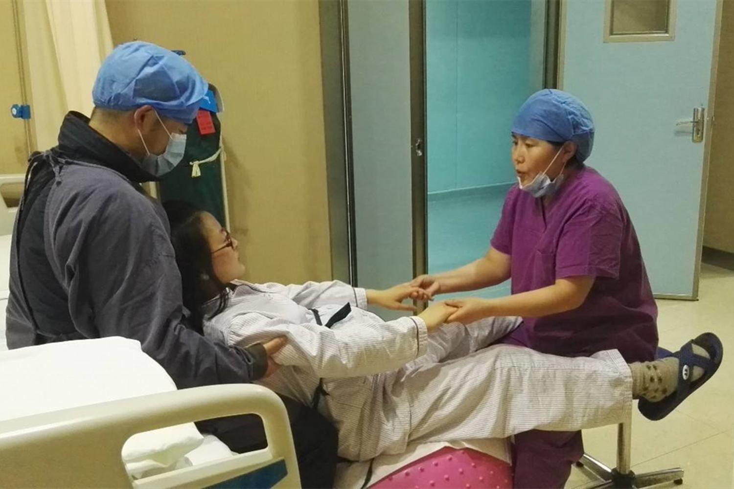 有一种孕妇叫非洲妈妈，分娩姿势像“母鸡下蛋”，网友：不难受？