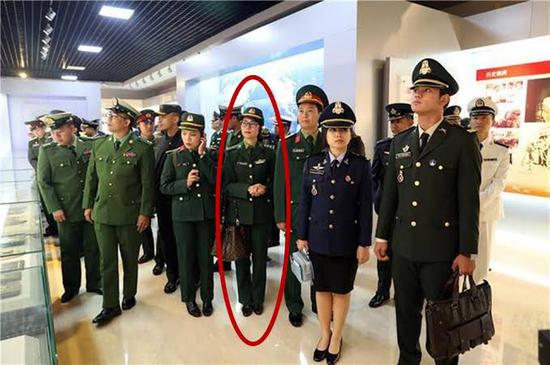 越南女军官豪华包,拿lv包的越南女兵