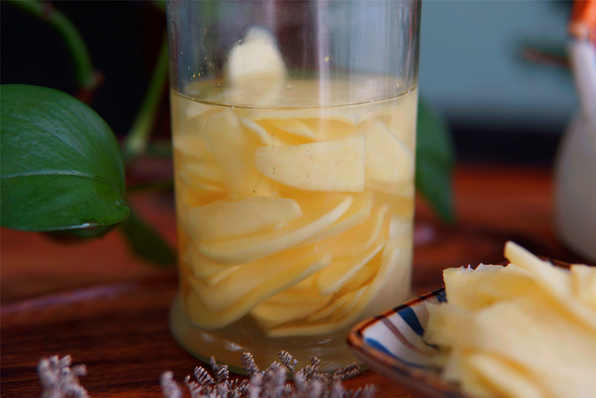 醋泡姜一年四季吃,醋泡姜好处多还有养胃的保健作用