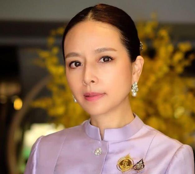 苏提达吃醋了，泰王心动的华裔美女伍伦盼，54岁依然优雅大方