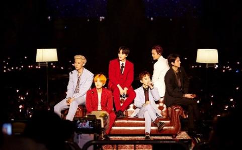 exo演唱会伯贤摔倒队友的反应,exo演唱会边伯贤被灯光挡头照片