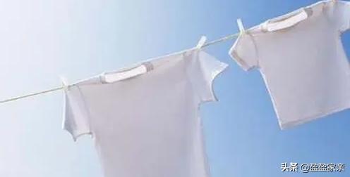 白衣服变黄是什么原因如何清洗,白衣服上的顽固污渍怎么清洗