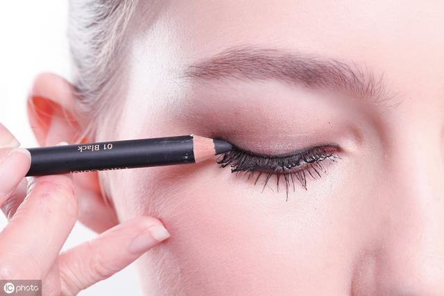 眼线液和眼线笔哪个好用一些,眼线笔与眼线液哪个好