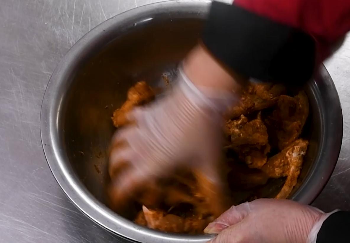 地摊鸡叉骨的炸制方法,正宗酥脆鸡叉骨制作教程