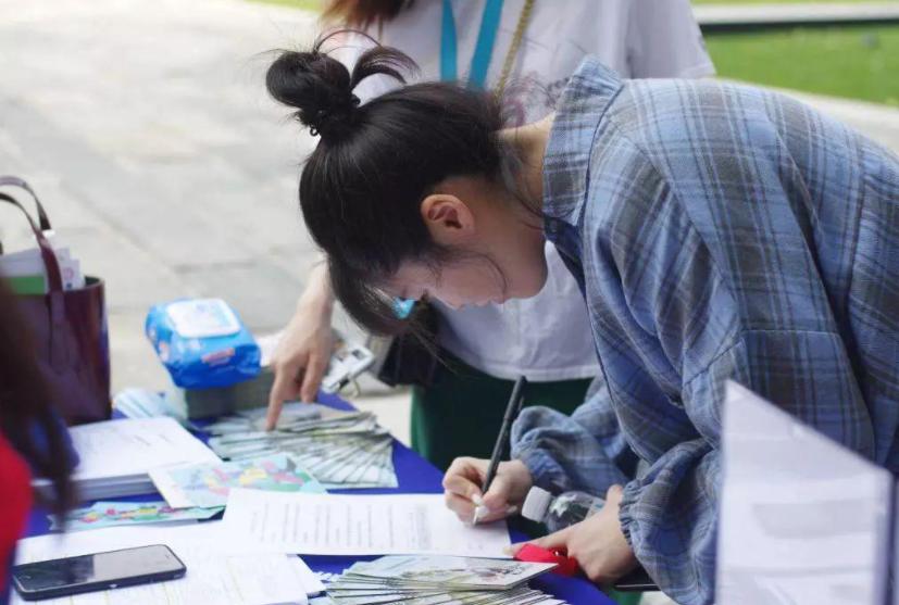 24岁网红收养皮包骨弃婴,还记得那个被抛弃的女孩吗