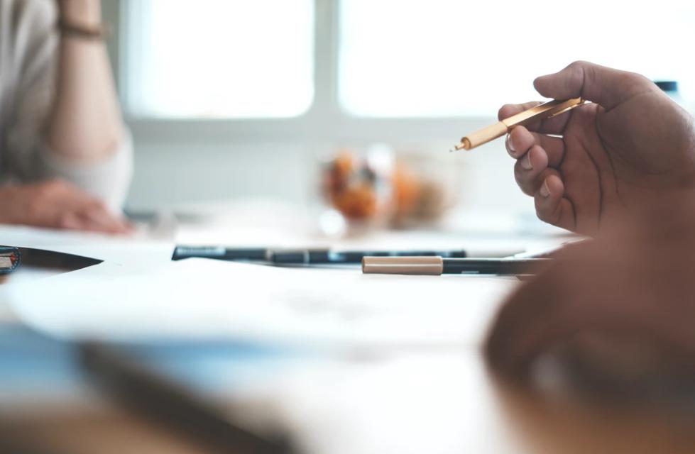 各个房企都负债钱都去哪里了,房地产商欠银行12万亿钱去哪了