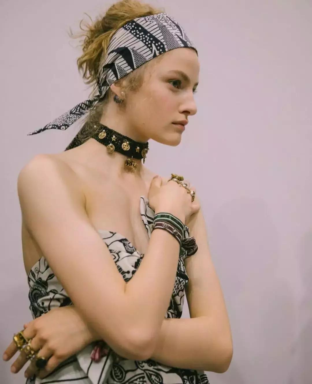 在摩洛哥皇宫，穿拖鞋看秀，是什么体验？