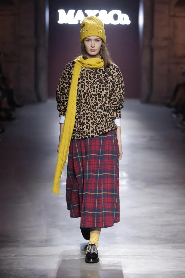 maxco格子外套搭配 (maxco藏蓝色短外套怎么搭配)