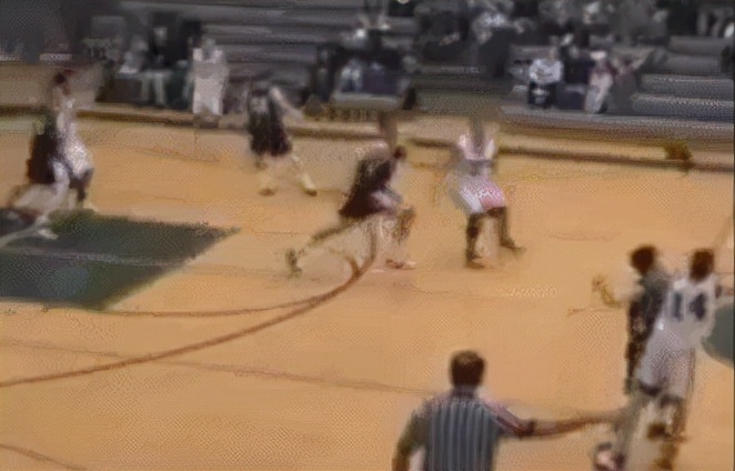 NBA有多少人曾扣碎篮板？奥胖不仅扣碎还拉倒篮架，一国人也做到