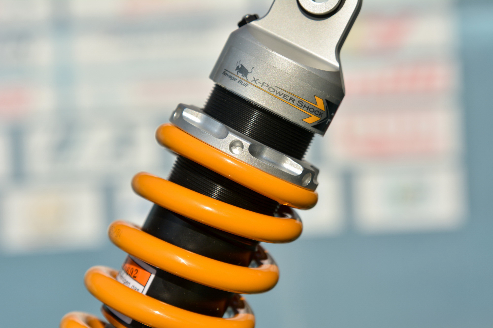 提高了稳定性与舒适度!野蛮公牛HPS前叉、XPS后减震