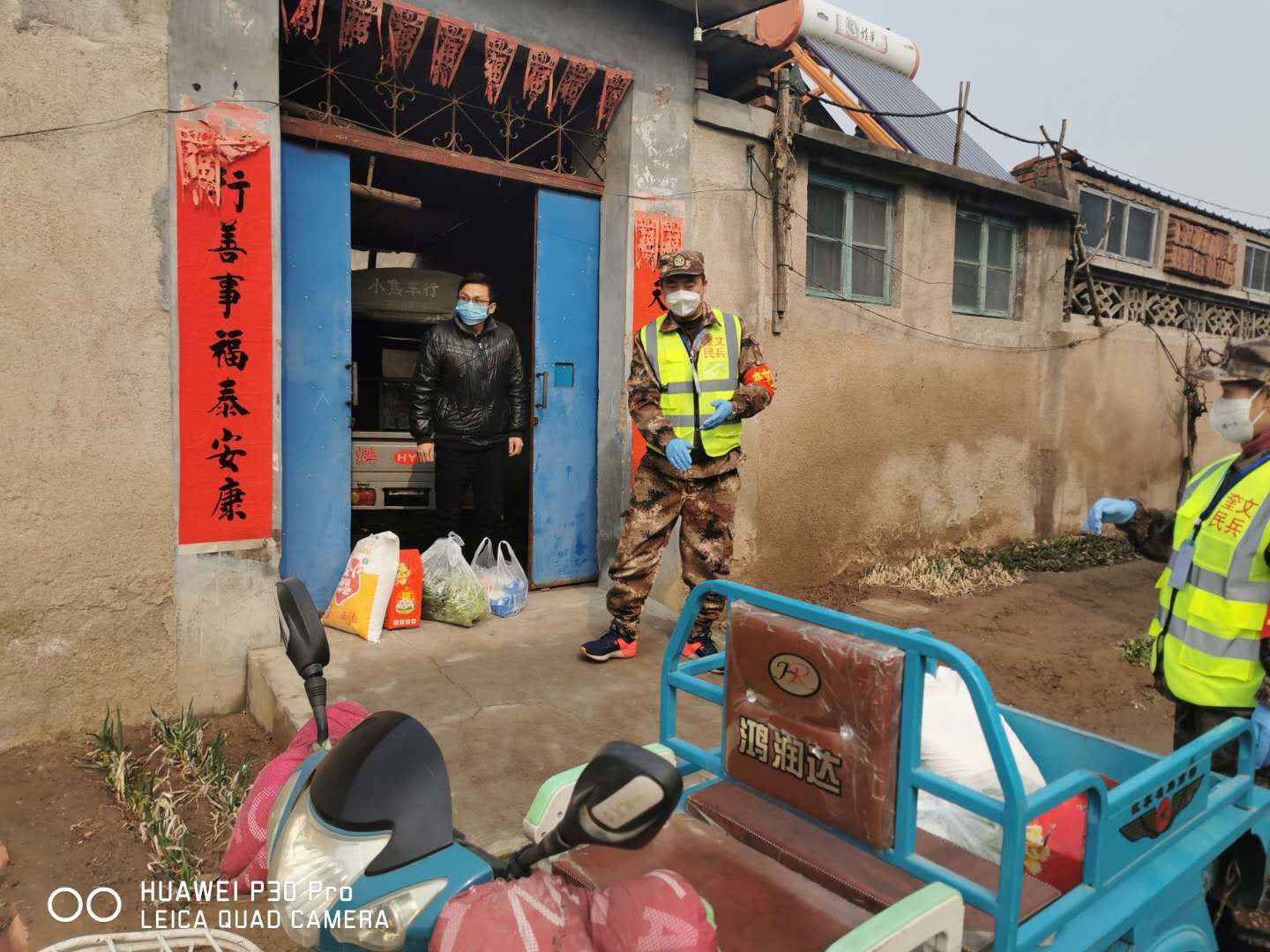 便民服务解困难 民兵变身“快递员”