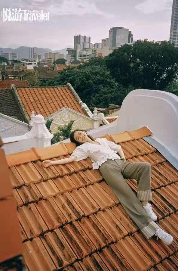 倪妮穿牛仔裤最新机场现身,倪妮身穿吊带红裙现身