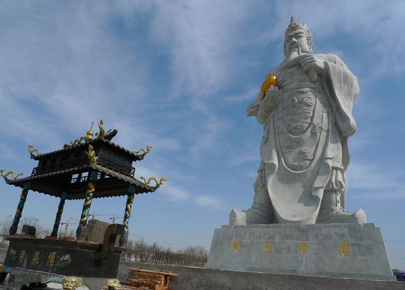 云南石雕关公人物雕像,关公雕像佛纹寓意