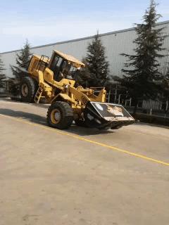 “兄弟睡觉压得胳膊都变色了，要不要叫醒他？”醒来一定很酸爽