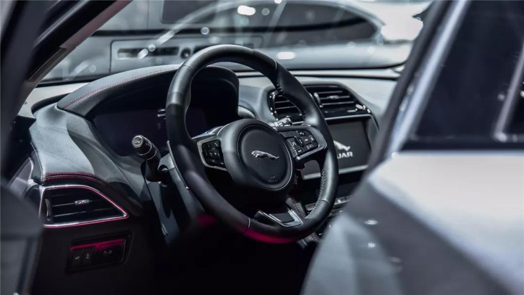 四十多万买捷豹f-pace到底值不值,捷豹f-pace又银色落地