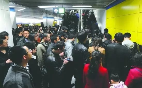 上海最让人吐槽的地铁,上海地铁16号线太挤了视频