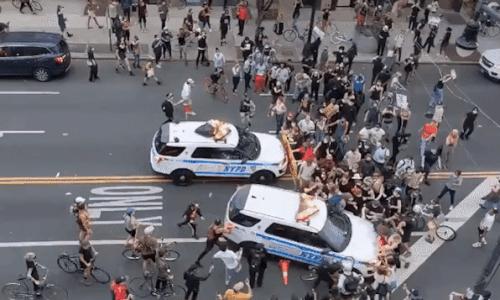 美国*乱暴**升级！烧警车，抢超市，殴打老人：这不是靓丽风景线