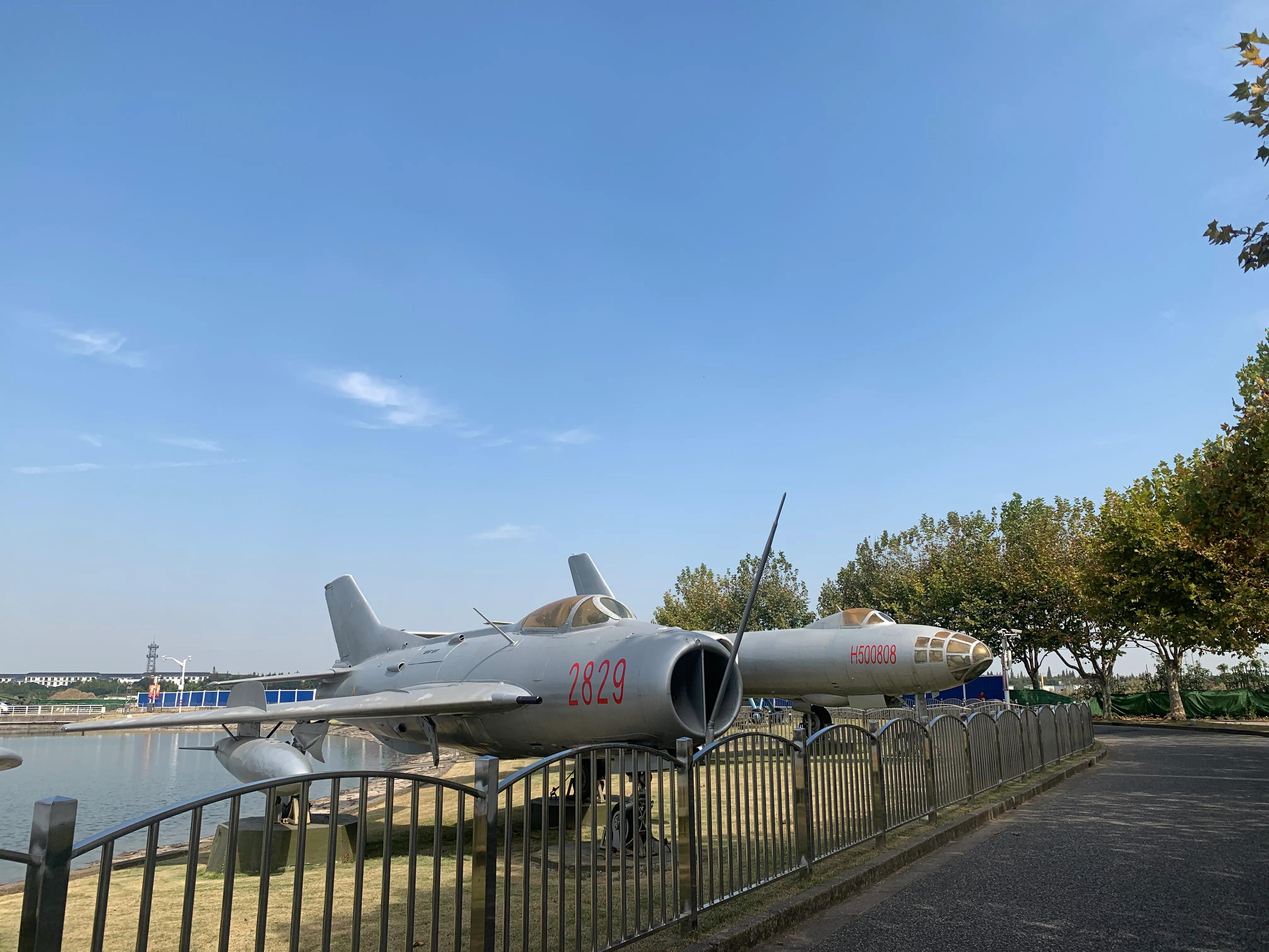 军事迷参观坦克,东方绿舟军事