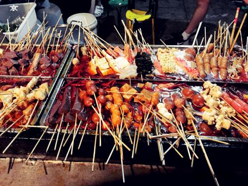 随着全民地滩的兴起，学校门口也是一个热门摊位，看看别人的生意