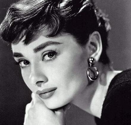 法令纹真的难看吗?奥黛丽赫本的法令纹这么迷人!你也可以做到