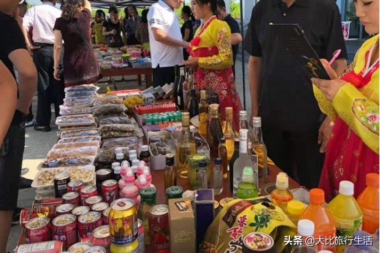 朝鲜上层人士的生活，住豪华江景房，妻子却在摆地摊