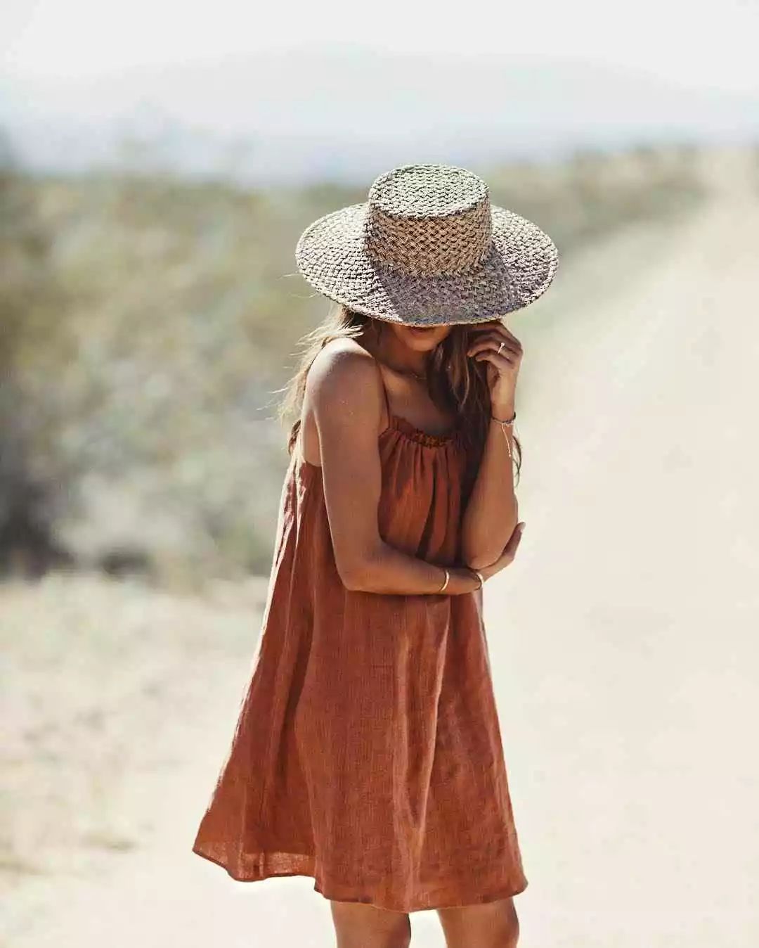 风靡文艺界的“棉麻服”会穿吗？学会提亮色彩搭配，回归布衣精神