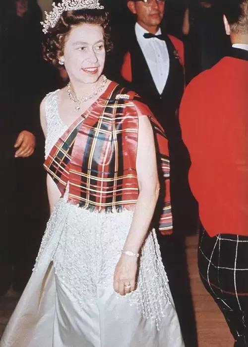 93岁女王年年放暑假！深扒女王秘密“朋友圈”，看看她都玩些啥