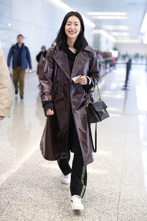 刘雯黑色皮衣怎么搭配 (刘雯同款凯莉单肩包搭什么色衣服)