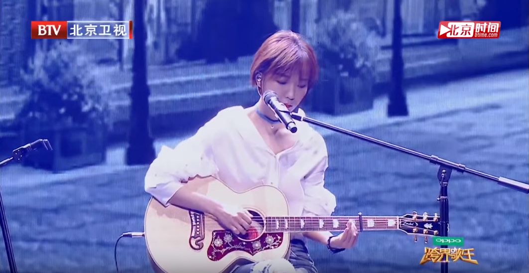 王源弹吉他的视频,王源空手弹吉他的视频
