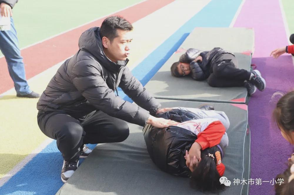神木第一小学拔河比赛,小学体育优质课简报