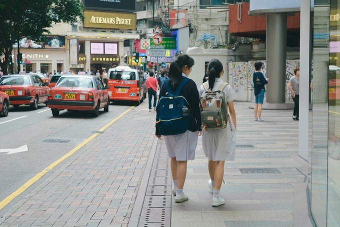 世界将我包围下一句,世界将我包围演唱