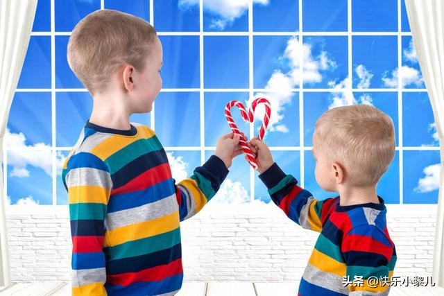 3岁男童鞠躬的照片火了！礼数的传承，便是最好的家教