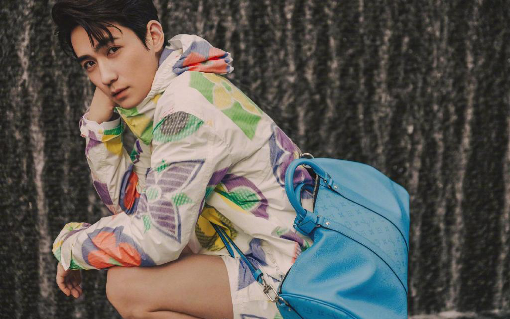 朱一龙黑色西装写真,朱一龙蓝色西服写真