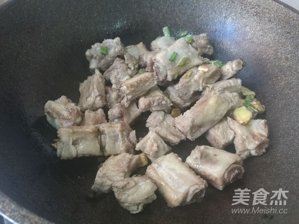 炖排骨之前需不需要把肉先炒一下,炖排骨别再直接焯水教你一招不硬