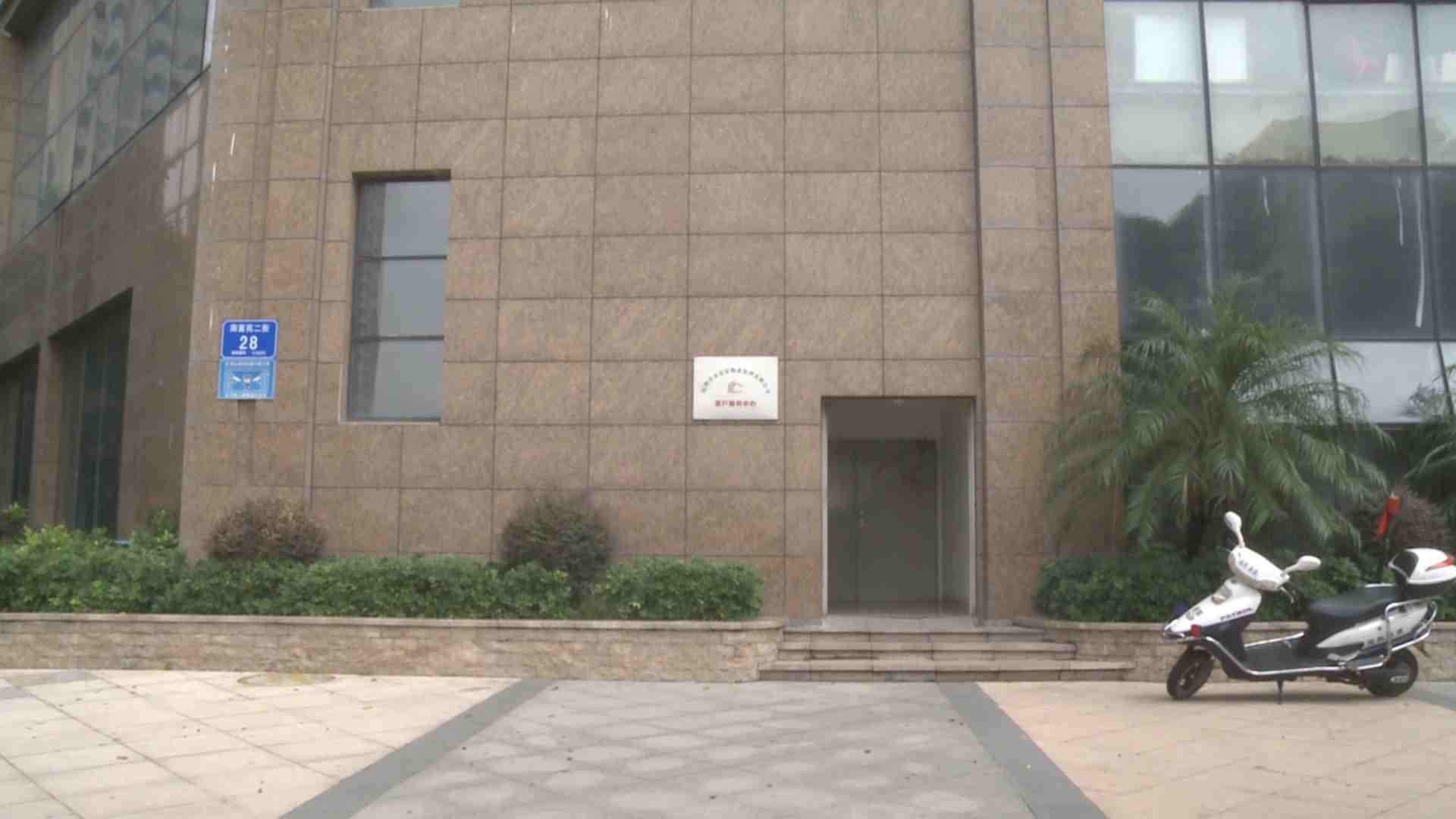 暴雨冲塌小区停车场雨棚,暴雨导致小区门前道路坍塌