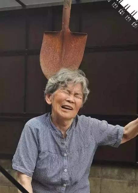 90岁日本老奶奶,酗酒飙车碰瓷,爱上自拍,人生乐趣多了100倍