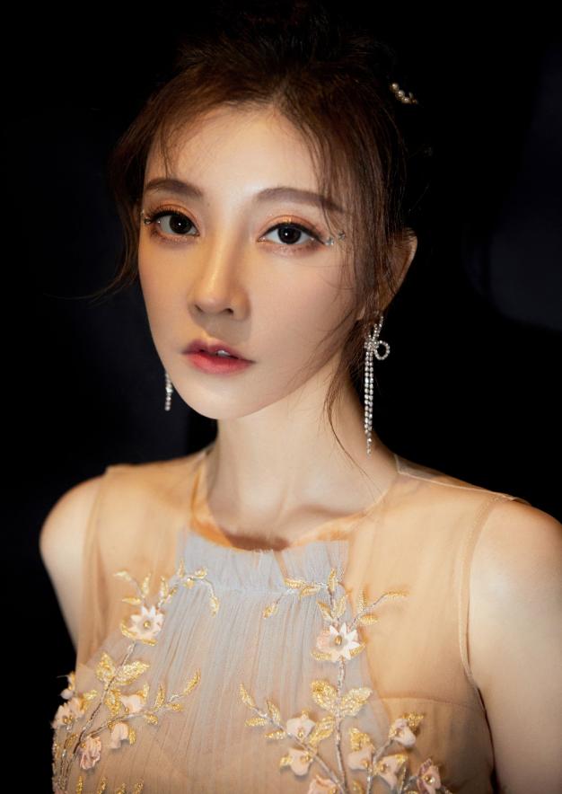 冯提莫蕾丝吊带露背连衣裙,冯提莫惊艳美女