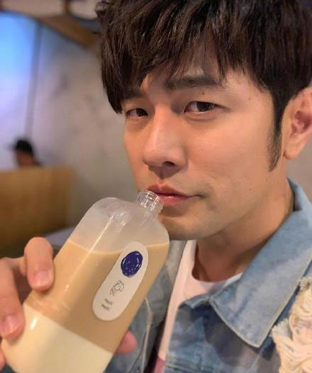 周杰伦为什么爱喝珍珠奶茶,周杰伦有多喜欢喝珍珠奶茶