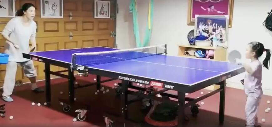 王楠穿拖鞋跟女儿打球,王楠和丈夫带女儿和儿子出门玩耍