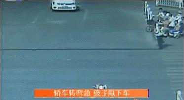 车都压扁了孩子却没事，有娃的家长们都应该学习这些知识