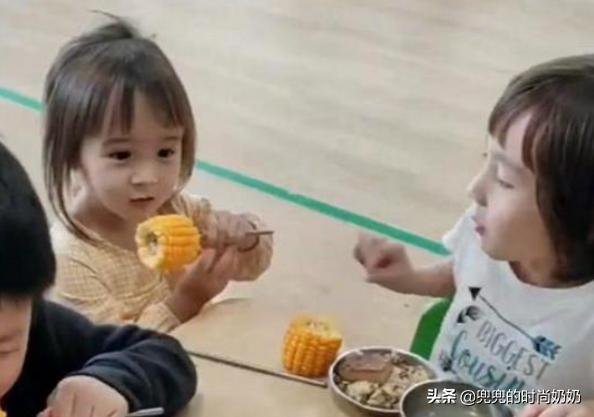 幼儿园小班宝宝误入大班,立马享受国宝般待遇,老师被萌翻