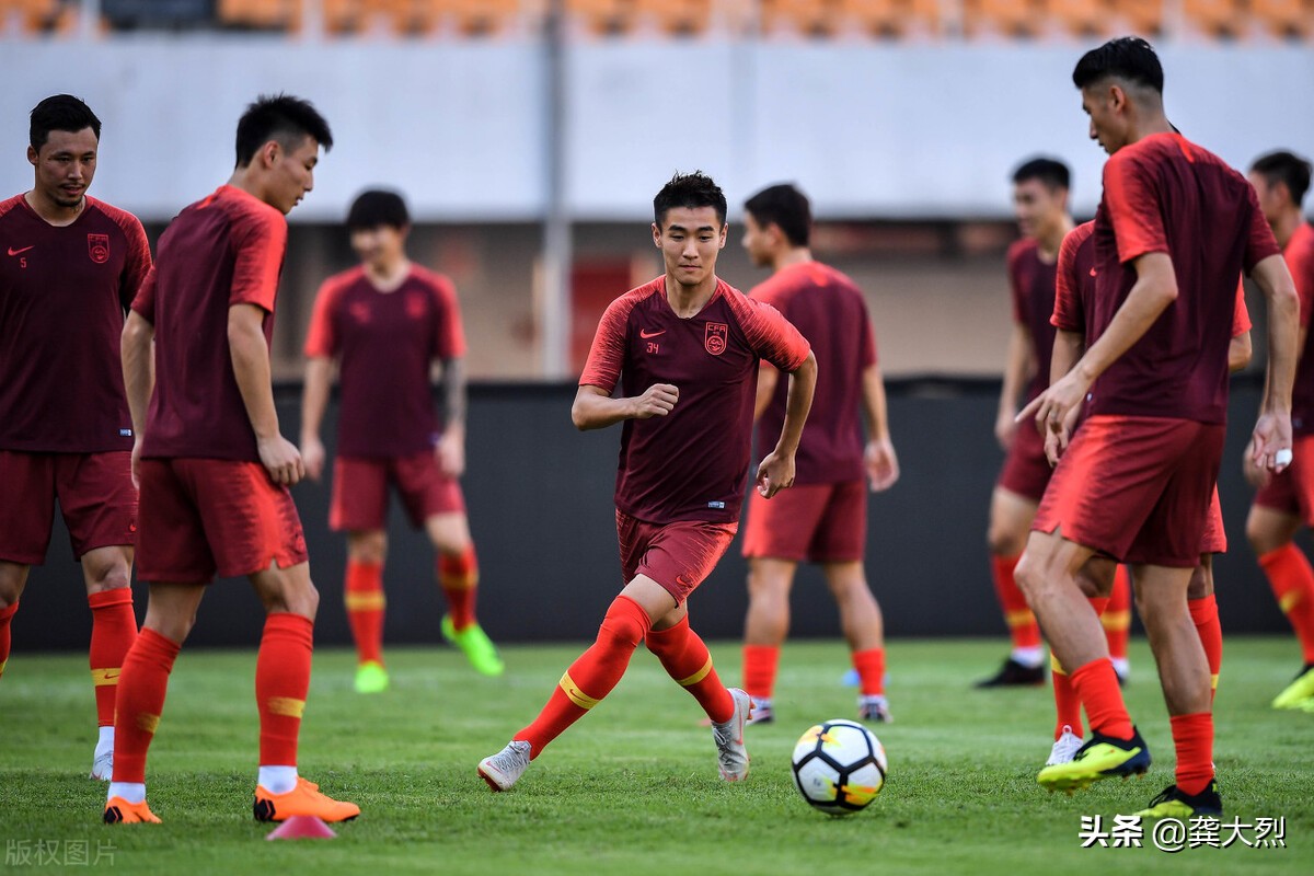 3-2,国足读秒绝杀越南队,为国庆献礼,国足的血性和韧劲回来了